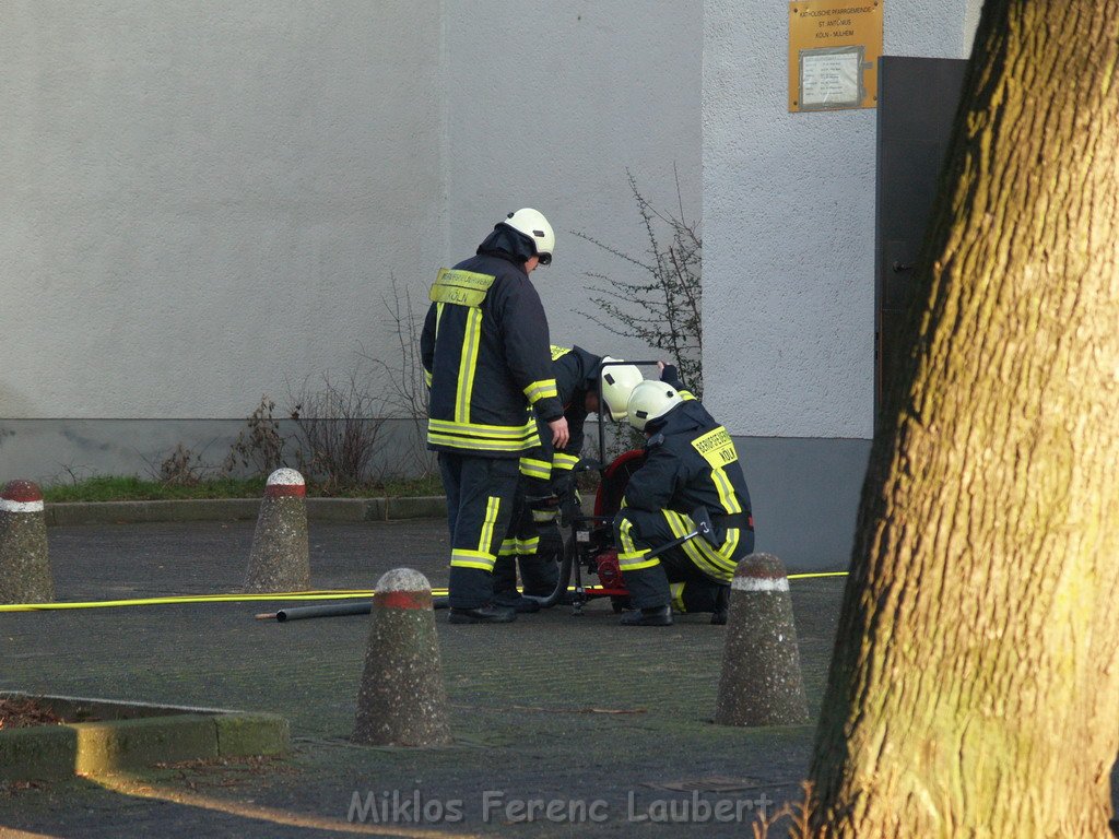 Brand in Kirche Koeln Muelheim Tiefenthalstr   P39.JPG